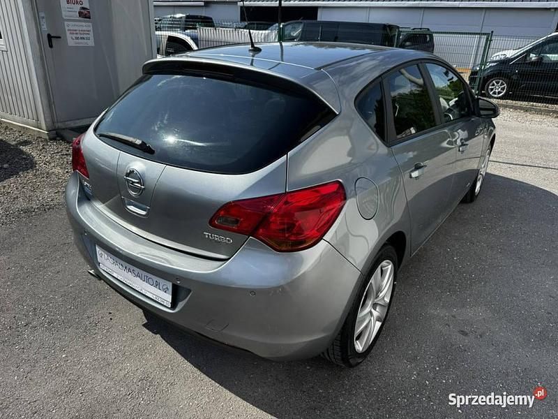 Szary Używany 2011 Opel Astra Hatchback | 22 500 zł (Dobra cena) - Obraz 1/4