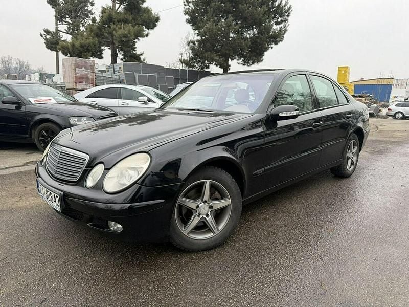 Czarny (metalik) Używany 2002 Mercedes E220 Sedan/Limuzyna | 13 000 zł - Obraz 1/4