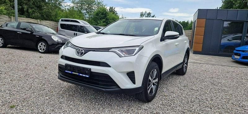 Używany Toyota RAV4 143 KM (105 kW) 2017 Biały SUV