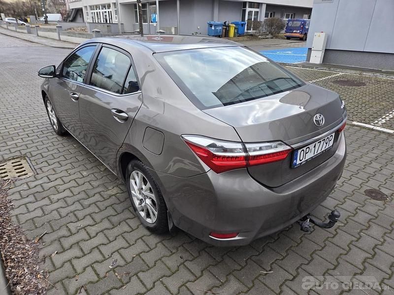 Używany Toyota Corolla 132 KM (97 kW) 2017 Brąz Sedan/Limuzyna
