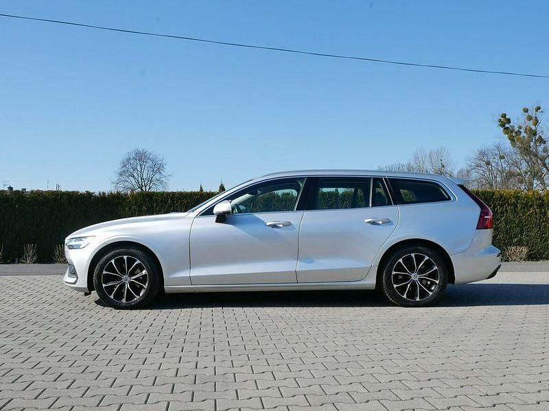 Używany Volvo V60 Momentum 150 KM (110 kW) 2020 Srebrny Kombi