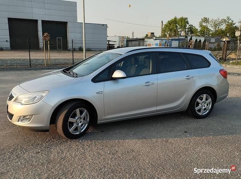 Srebrny Używany 2011 Opel Astra Kombi | 19 999 zł (Uczciwa cena) - Obraz 1/4