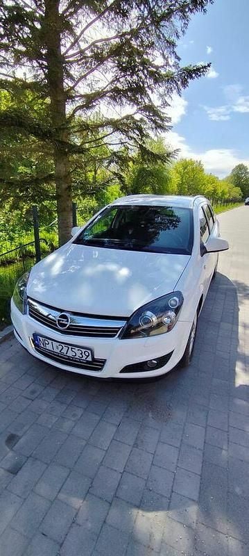 Biały Używany 2010 Opel Astra Kombi | 14 500 zł (Drogi) - Obraz 1/4