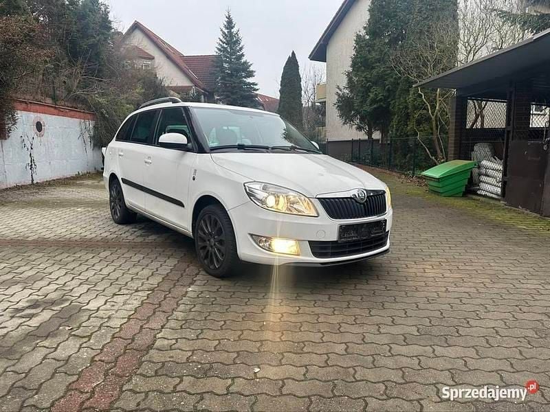 Biały Używany 2012 Skoda Fabia Kombi | 12 900 zł (Uczciwa cena) - Obraz 1/4