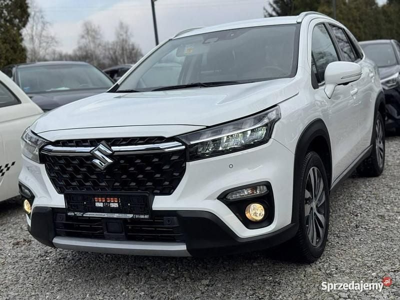 Biały (metalik, perła) Używany 2022 Suzuki SX4 S-Cross SUV | 79 900 zł (Uczciwa cena) - Obraz 1/4