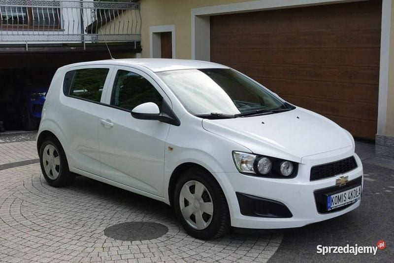 Biały (metalik) Używany 2012 Chevrolet Aveo Hatchback | 15 900 zł (Uczciwa cena) - Obraz 1/4