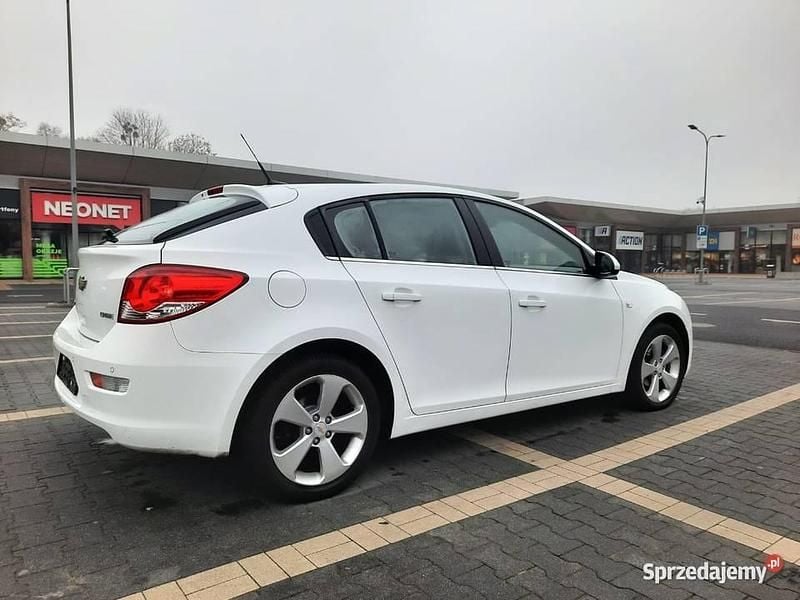 Biały Używany 2011 Chevrolet Cruze Hatchback | 14 500 zł - Obraz 1/4