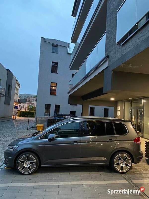 Używany 2018 VW Touran Highline Minivan | 74 900 zł (Drogi) - Obraz 1/4
