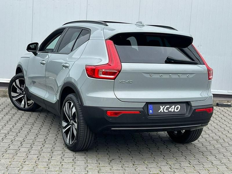Używany Volvo XC40 197 KM (144 kW) 2025 Szary SUV