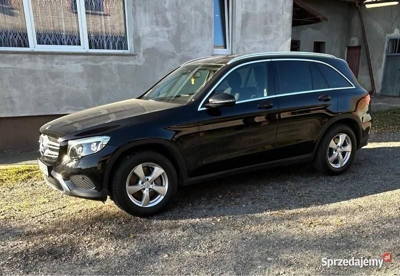 Używany Mercedes GLC250 2017 Czarny Sedan/Limuzyna