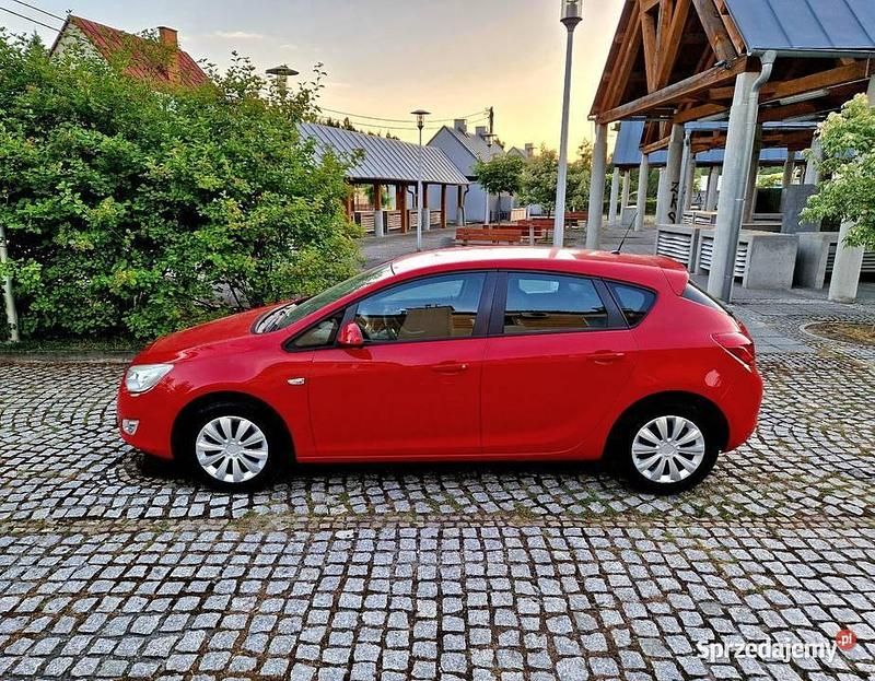 Czerwony Używany 2010 Opel Astra Hatchback | 15 900 zł (Uczciwa cena) - Obraz 1/4