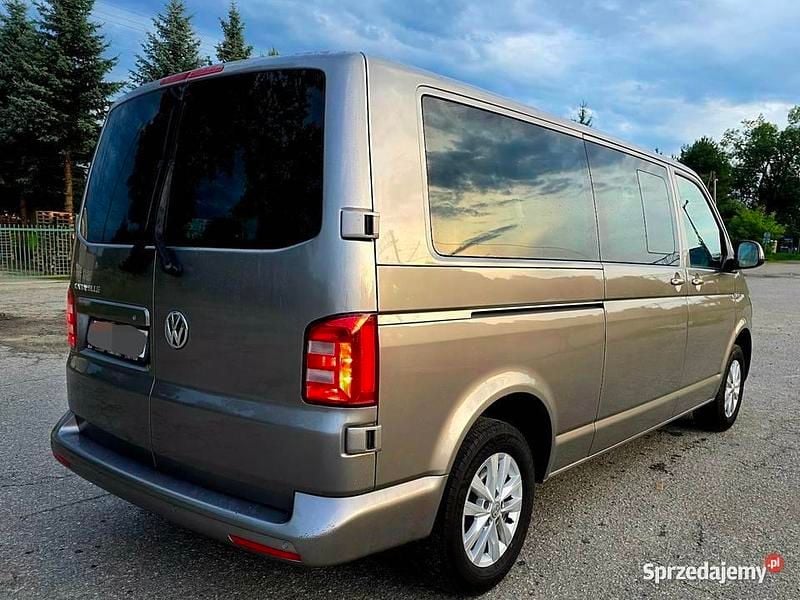 Złoty Używany 2018 VW Caravelle Minivan | 119 000 zł (Drogi) - Obraz 1/4