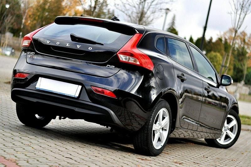 Używany Volvo V40 120 KM (88 kW) 2017 Czarny (metalik, perła) Hatchback