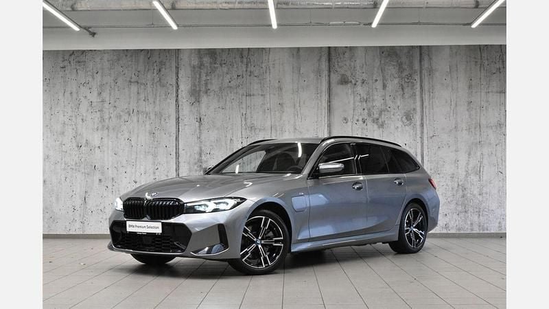 Szary skyscraper m metalizowany Używany 2024 BMW 330e Shadowline Kombi | 209 700 zł - Obraz 1/3