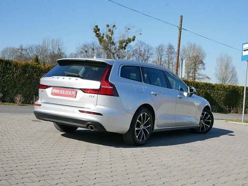 Używany Volvo V60 Momentum 150 KM (110 kW) 2020 Srebrny Kombi