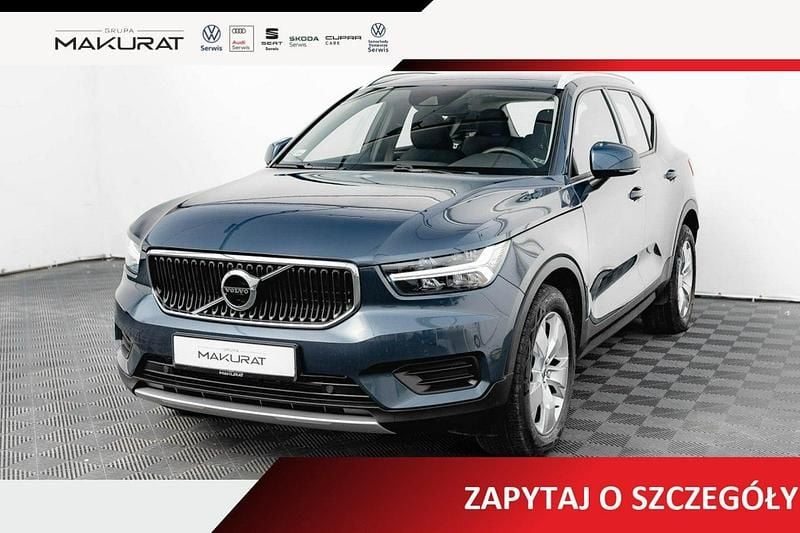Niebieski (metalik) Używany 2022 Volvo XC40 Momentum SUV | 126 850 zł (Uczciwa cena) - Obraz 1/4