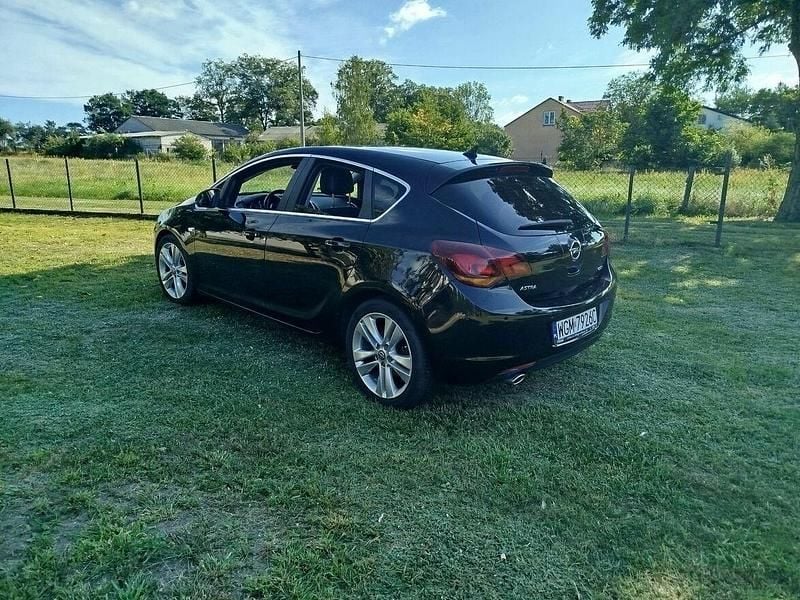 Czarny Używany 2010 Opel Astra Hatchback | 16 500 zł (Dość drogi) - Obraz 1/4