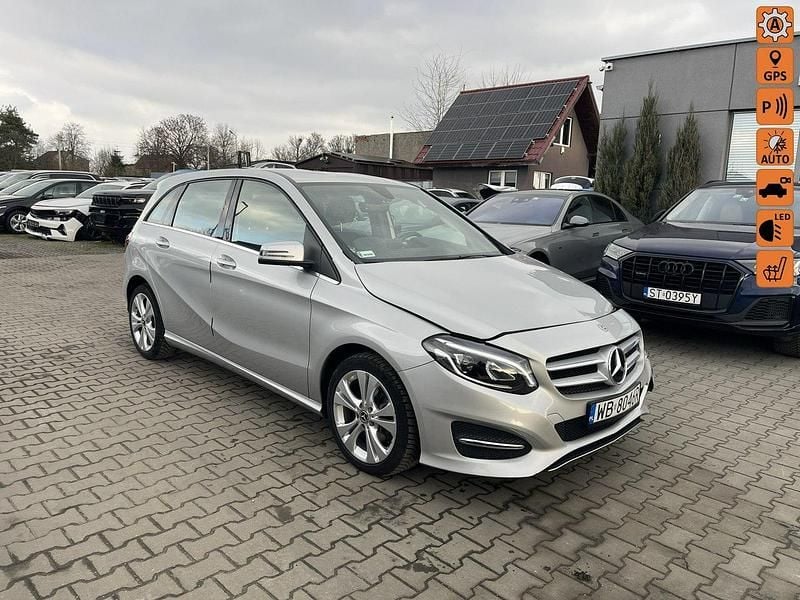 Srebrny Używany 2018 Mercedes B200 Minivan | 39 900 zł - Obraz 1/4