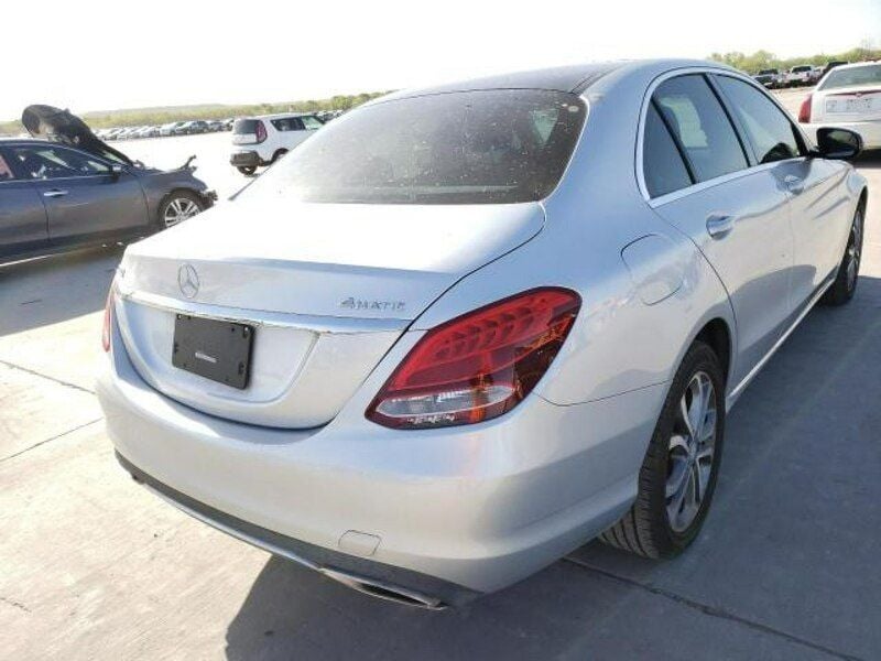 Używany Mercedes C300 241 KM (177 kW) 2015 Srebrny Sedan/Limuzyna