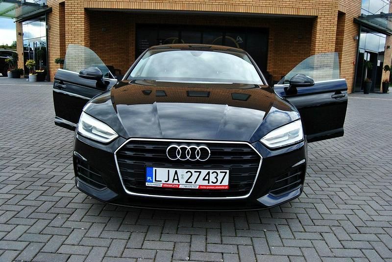 Czarny (metalik) Używany 2019 Audi A5 Ambiente Coupe | 92 900 zł (Uczciwa cena) - Obraz 1/4