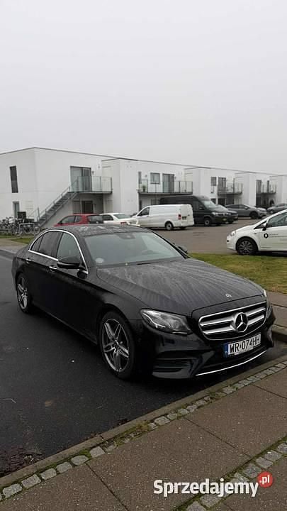 Używany Mercedes E220 AMG 2018 Czarny Sedan/Limuzyna