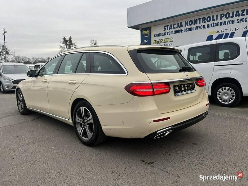 Używany Mercedes E220 197 KM (144 kW) 2019 Kremowy Sedan/Limuzyna