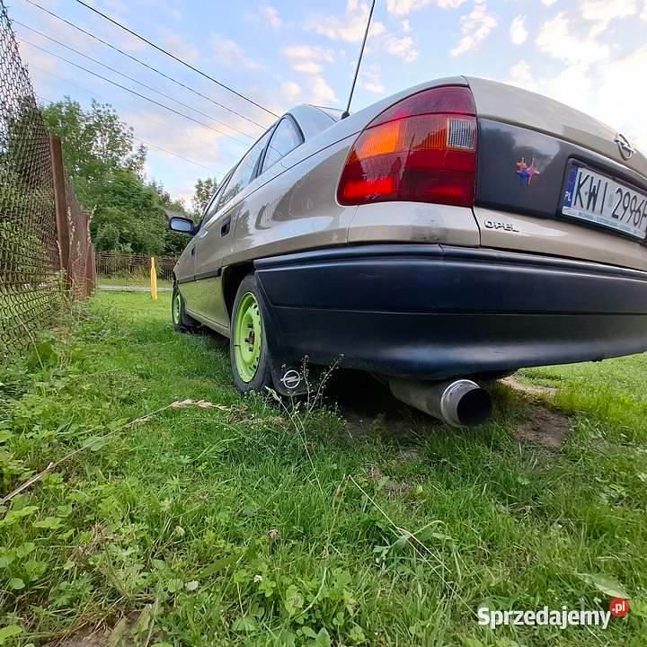 Beżowy Używany 2001 Opel Astra Sedan/Limuzyna | 3000 zł (Uczciwa cena) - Obraz 1/4