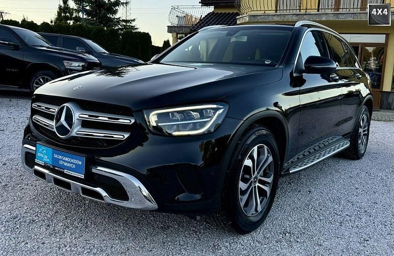 Czarny (metalik, perła) Używany 2020 Mercedes GLC300 SUV | 135 900 zł (Dobra cena) - Obraz 1/4