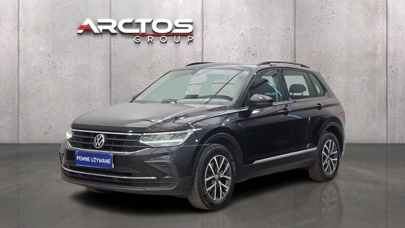 Czarny (metalik) Używany 2021 VW Tiguan Life SUV | 92 600 zł (Uczciwa cena) - Obraz 1/4