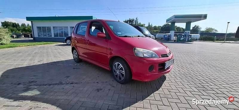 Używany Daihatsu YRV 2004 Czerwony Minivan