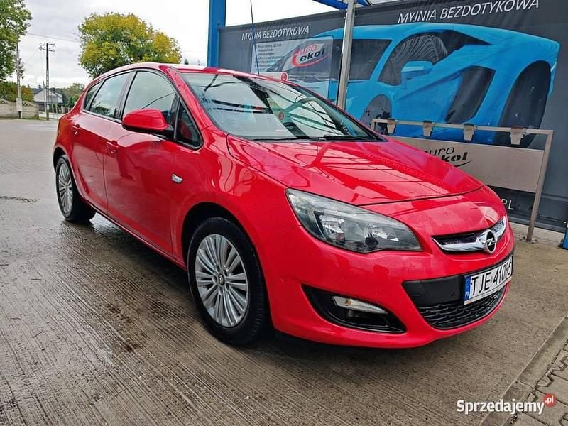 Czerwony Używany 2014 Opel Astra Hatchback | 23 900 zł (Uczciwa cena) - Obraz 1/4