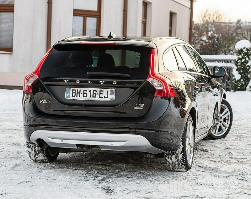 Używany Volvo V60 R-Design 163 KM (119 kW) 2012 Czarny Kombi