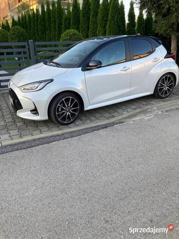 Biały Używany 2022 Toyota Yaris Hybrid Sport Hatchback | 119 000 zł - Obraz 1/4