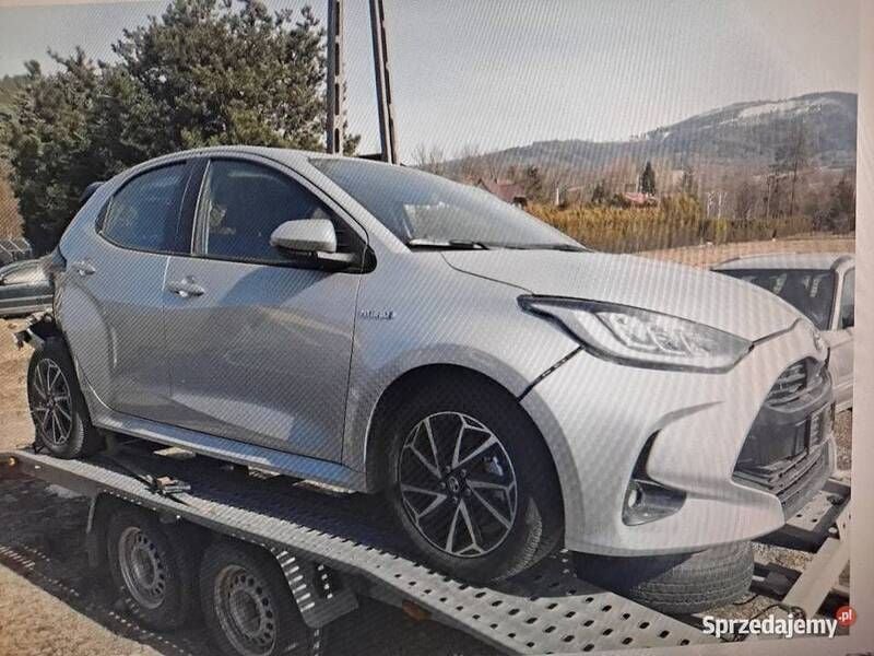 Srebrny Używany 2020 Toyota Yaris Hybrid Hatchback | 39 800 zł - Obraz 1/4