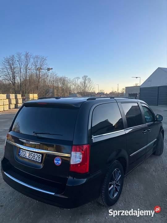 Używany Chrysler Town & Country 2016 Czarny Minivan