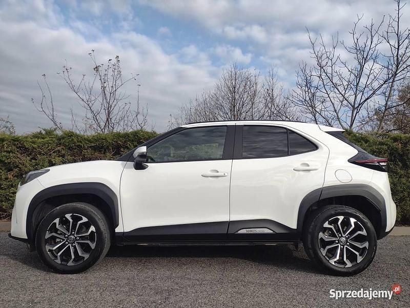 Biały Używany 2023 Toyota Yaris Hybrid Sedan/Limuzyna | 89 900 zł (Drogi) - Obraz 1/4