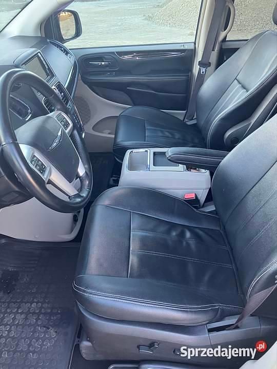 Używany Chrysler Town & Country 2016 Czarny Minivan