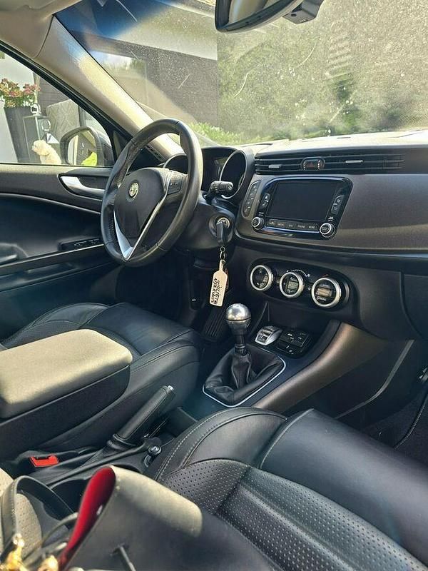 Używany Alfa Romeo Giulietta 105 KM (77 kW) 2016 Czarny Hatchback