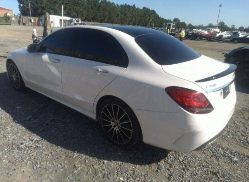 Używany Mercedes C300 255 KM (187 kW) 2019 Biały Sedan/Limuzyna