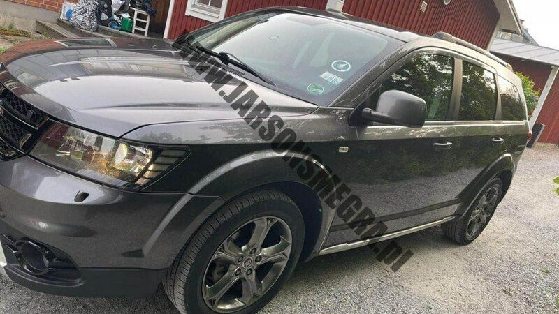 Szary Używany 2014 Fiat Freemont SUV | 58 200 zł (Drogi) - Obraz 1/4