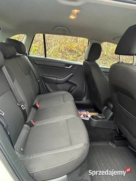 Biały Używany 2014 Skoda Rapid Kombi | 17 500 zł (Uczciwa cena) - Obraz 1/4