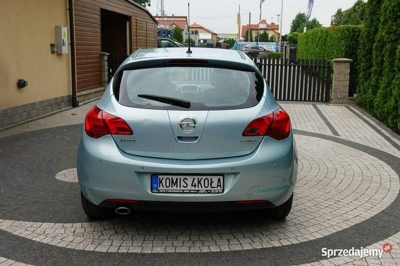 Używany Opel Astra 140 KM (102 kW) 2010 Niebieski Hatchback