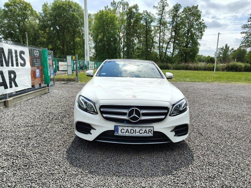 Używany Mercedes E220 194 KM (142 kW) 2017 Biały Sedan/Limuzyna