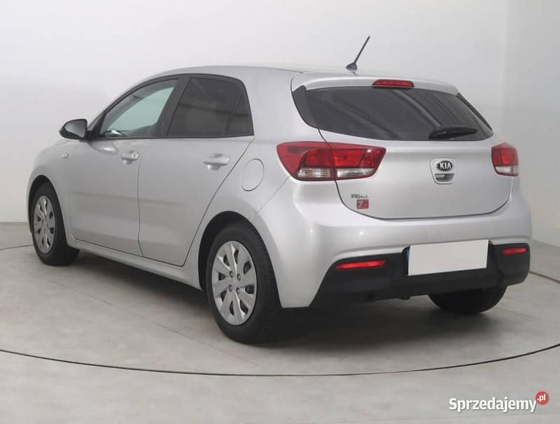 Używany Kia Rio 84 KM (61 kW) 2017 Srebrny Hatchback