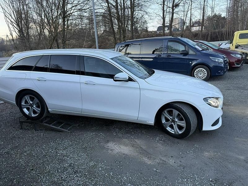 Używany Mercedes E200 184 KM (135 kW) 2017 Biały Kombi