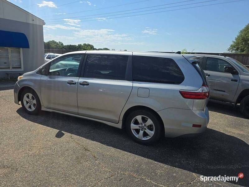 Używany 2020 Toyota Sienna Minivan | 27 500 zł - Obraz 1/4