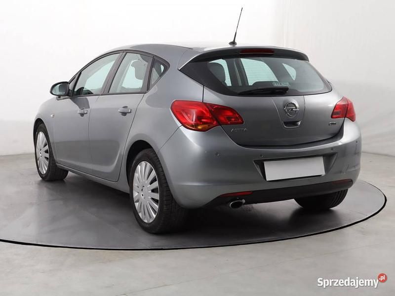 Używany Opel Astra 160 KM (117 kW) 2010 Srebrny Hatchback