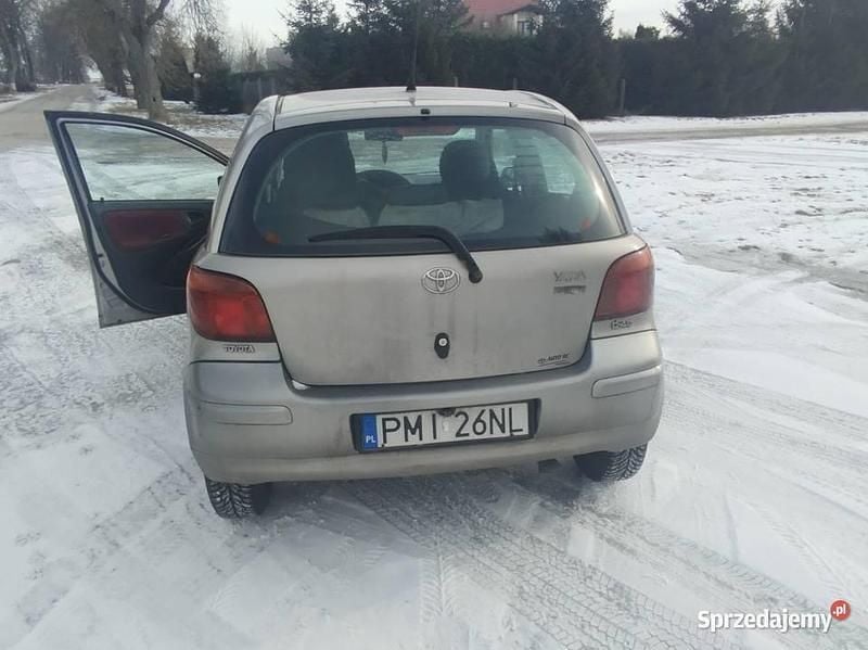 Używany Toyota Yaris 75 KM (55 kW) 2005 Złoty Hatchback