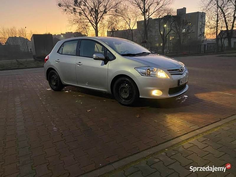 Używany Toyota Auris 132 KM (97 kW) 2012 Srebrny Sedan/Limuzyna