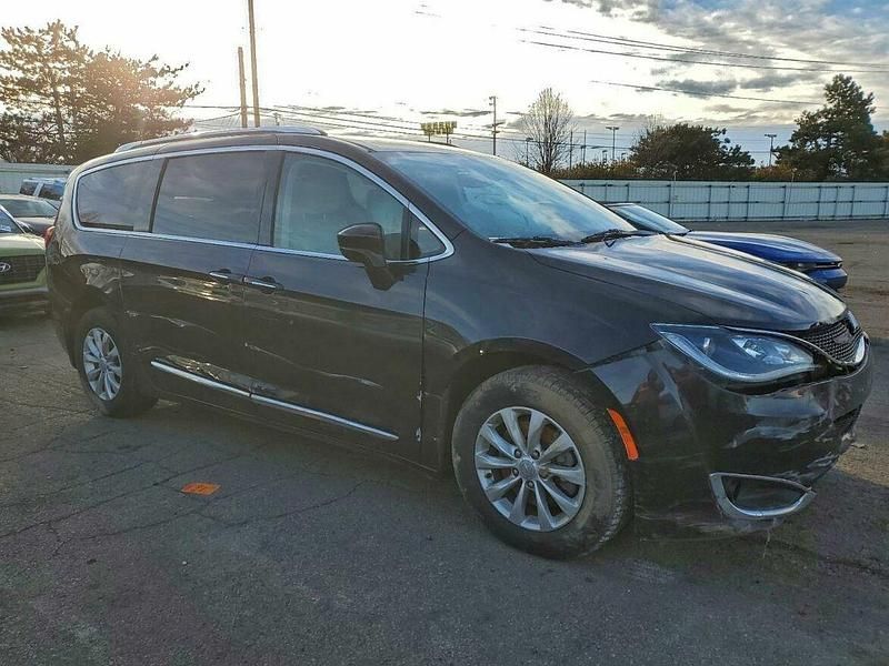 Używany Chrysler Pacifica Touring 2019 Czarny Kombi